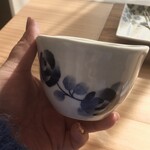 みんなの家庭科室 - 砥部焼はひとつひとつ手描き　
      この作品は女性の職人さんだそう
      落ち着きのあるバラの模様で、とても品が良い