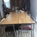 みんなの家庭科室 - 落書きやコンパスで穴をあけてある天板を、新しいものに張り替え