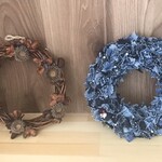 みんなの家庭科室 - 手作りリース　
      先生のお古の紺色スーツとブルージーンズをチョキチョキちっちゃく切って、台にぶすぶす刺して作った、おしゃれな逸品