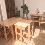 みんなの家庭科室 - 室内は、学校の机と椅子が並ぶ　　本当に教室