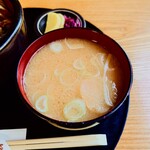 やぶ善 - 熱々提供が嬉しい、絶品 "味噌汁"。