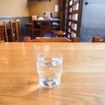 やぶ善 - 着席後すぐに提供してくれる、冷たいお水。