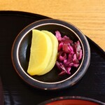 やぶ善 - 彩りも綺麗な、瑞々しい箸休めの漬物盛合せ。