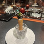 ラトリエ ドゥ ジョエル・ロブション - フランスソローニュ産キャビアとカリフラワーのムースをコルネに詰めて