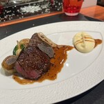 ラトリエ ドゥ ジョエル・ロブション - 牛肉のポワレ　ジョエルロブションのポテトピュレと共にソースぺリグー