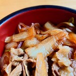 やぶ善 - パツンと切れる状態まで飴色に煮込まれた"糸蒟蒻"と"玉葱"。