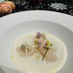 ラトリエ ドゥ ジョエル・ロブション - 帆立貝のミ.キュイと下仁田ネギのでエチュベにリースリングの軽い泡を注いで