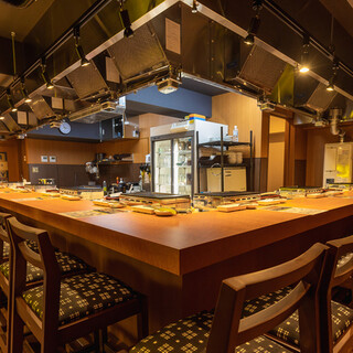 こちらの角席やったら、4名様でもゆっくり会話を楽しめるんやで！