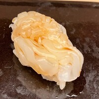 鮨 木場谷 - ・赤いか：身が厚く、歯ごたえがありながらも柔らかく、濃厚な甘みが広がる。まさにイカの王様！