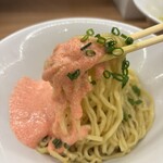 左とう - 明太子の和え玉の中太縮れ麺リフト