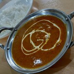 クイーンガーデン - 日替りひよこ豆とチキンカレー880円(税込)辛口・ライス・ホットチャイ。
      やっぱりここの辛口は辛いね！中辛でも良かったかもだけどとっても美味しいです♪
      お豆とチキン両方食べれるなんて最高だな！