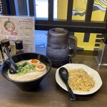 麺屋はる - 白とんこつ煮玉子と半チャーハン