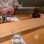 鮨割烹 流 - にぎりに入ります