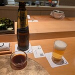 鮨割烹 流 - 最初は瓶ビール          上にワカメときゅうりのチリ酢