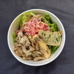 Pura Vida DELI - 地鶏グリルとキノコのマリネサラダ