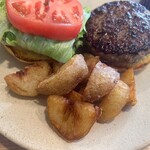 オレンジバーガー - 蒸かし、一度表面を乾かしてから揚げてるポテト。コレが一番好きというひともいた