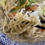 西谷家 - 麺はモチモチです、プラ箸でも持ちあげられます