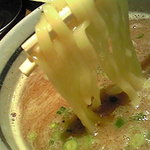 まるげん - 平麺だからよくつけダレを持ち上げる。ナイスな麺選定！