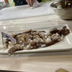 テジョンデ 鮮 サンナッチ館 - 獲ったイイダコは早速調理されます。