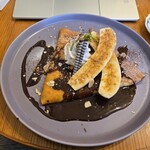Un Chat noir - キャラメリゼバナナカスタードクレープ。チョコソースがけ 850円