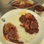 Patta Nakameguro - カシミールカレーも掛けてみた(左側)。