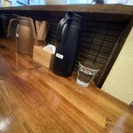 奈つやの中華そば - 綺麗なカウンター