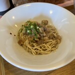 中華蕎麦 はざま - 黒酢の酸味はまろやか、ツンと来ない。背脂を中和するサッパリ感で、いくらでも食べられる。