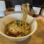 中華蕎麦 はざま - 見よこの縮れ。啜る時の感触、喉越し。