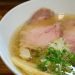 町田汁場 しおらーめん進化 -  チャーシュのアップ