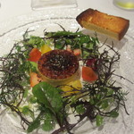  前菜　　　　　　　フランス産フォアグラのクレームブリュレ、糸島久保田農園のハーブと博多あまおうのサラダ　
