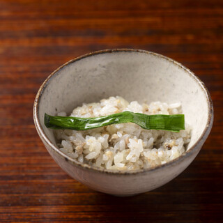 これを目当てに訪れる常連客も多いという名物“薪鶏そぼろご飯”