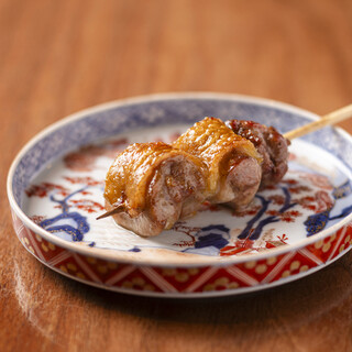 店の名刺代わり的逸品は、薪の薫香を纏った高原比内地鶏の腿肉