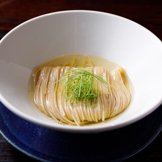 クリアなスープは、鶏ベースのコンソメ。焼鳥店ならではの逸品