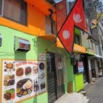 マチャプチャレ -  名鉄神宮の路地にあるお店。自国の旗を掲げて頑張っています♪