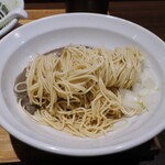 NIBOSHI MANIA - いりこバターの和え玉の麵とその下の油ダレ