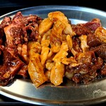 大衆焼肉 ジンギスカン - 右からジンギスカン、上ミノ、ハラミ