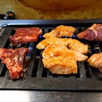 大衆焼肉 ジンギスカン - 網ではなく、このスタイル