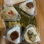 おにぎり屋 三兎 - 瀬戸内海牡蠣とイワシ塩漬けオリーブオイル　350円　　醤油麹とミックスナッツの三兎のこうじ　290円