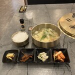 ラオン 焼肉 - ライス、プゴグ、パンチャン