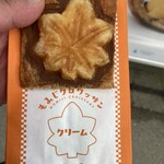 鳥居屋 - もみじクロワッサンクリーム300円