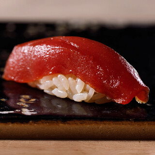 香りを要に選ぶマグロは、身の柔らかさも美味しさのポイント