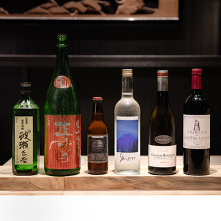 定番のフランスワインに加え、地元の酒もバランスよく取り揃える