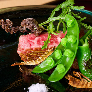 「月おか」専用の熟成肉がコースを引き締める要