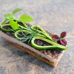 レヴォ - ⑧炭火焼き太刀魚(富山県富山湾産)、千切り加賀太胡瓜、パリパリのフィユタージュ(折り込みパイ生地)、細工加賀太胡瓜&ハーブ載せ