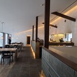 レヴォ - ダイニングも同様に白い天井、白壁&ガラス張り壁、淡い茶色のタイル貼り床と木板張り床、木製の調度品、穏やかで上質な和みの空間となっており、非常にリラックス出来る雰囲気があります