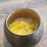 レヴォ - ⑬大門素麺(富山県産、アルデンテ)、自家採取した蕗の薹オイル、温かい山羊チーズのスープ