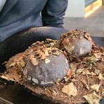 レヴォ - ⑰薪焼き腐葉土&塩釜包み焼き赤蕪
      富山の山を切り出して来たようなシルエット、山奥オーベルジュならではですね