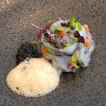 レヴォ - ⑥金糸瓜を包みんだ薪火炙り薄切り帯状水蛸足(富山県岩瀬産)、大葉オイル、紫蘇穂花を散らして、馬鈴薯の皮のコンソメスープの泡&キャビア(フランス産)添え