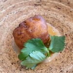 レヴォ - ⑮真穴子(富山県富山湾産)&ルッコラ&金糸瓜の柚子入り米粉フリット、三つ葉添え、富山湾の恵みのエキス(魚介類の淡いブイヤベース)掛け