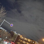 焼きもの家 慶 - 仕事帰りの車が連なる北大通り越しに厚い雲の南の空を観る。オリオンに先立って牡牛座アルデバランが昇っている頃か？